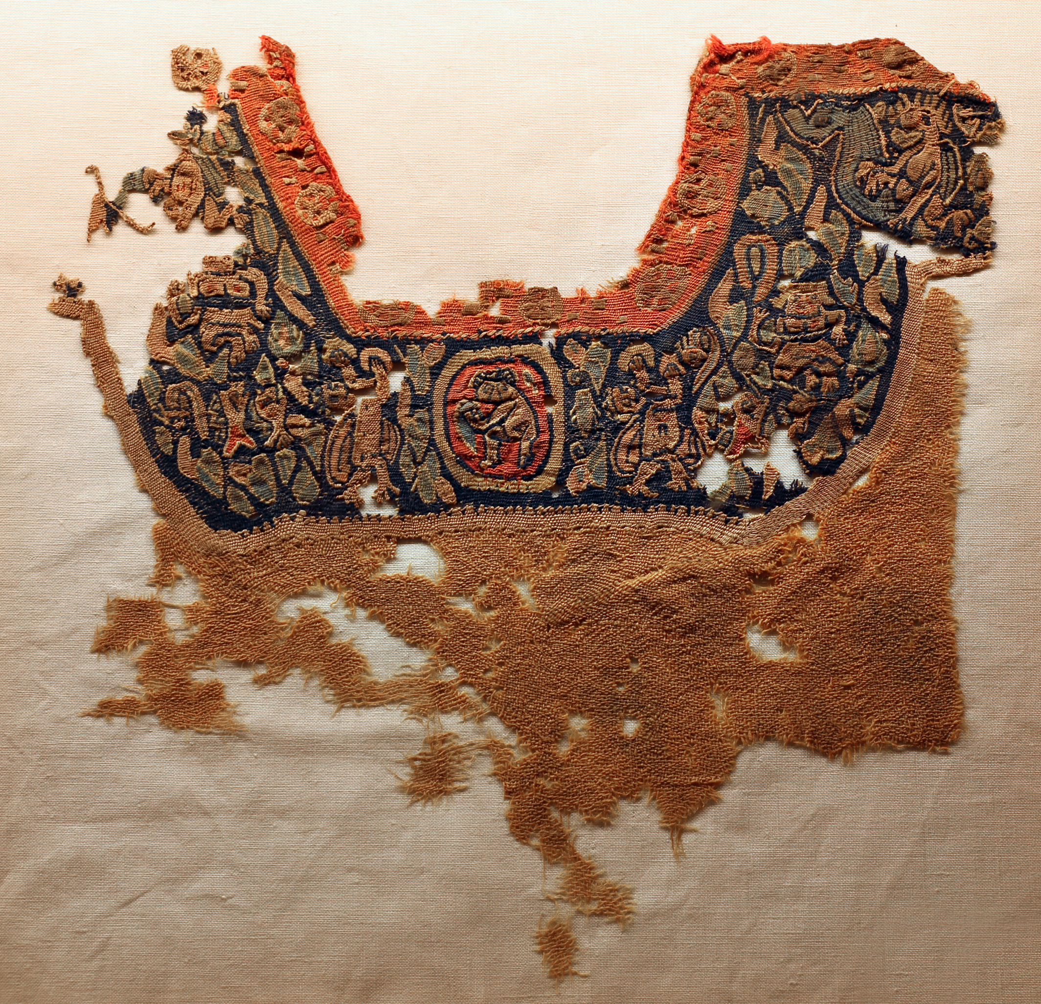 Egitto, scollo di tunica in lino e lana, con figura antropomorfa, IV.VII secolo (wikipedia)