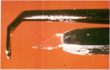 Il microbisturi con tagliente a punta di diamante e regolatore per la profondità d'incisione