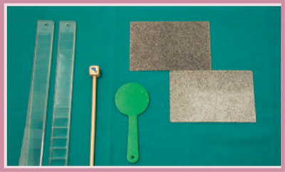 Fig. 3 - Insieme di strumenti per valutazione ortottica Fig. 3 - Insieme di strumenti per valutazione ortottica