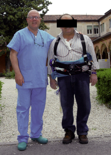 Immagine 2: il Prof. Ronco ed un paziente con indosso il dispositivo indossabile Immagine 2: il Prof. Ronco ed un paziente con indosso il dispositivo indossabile